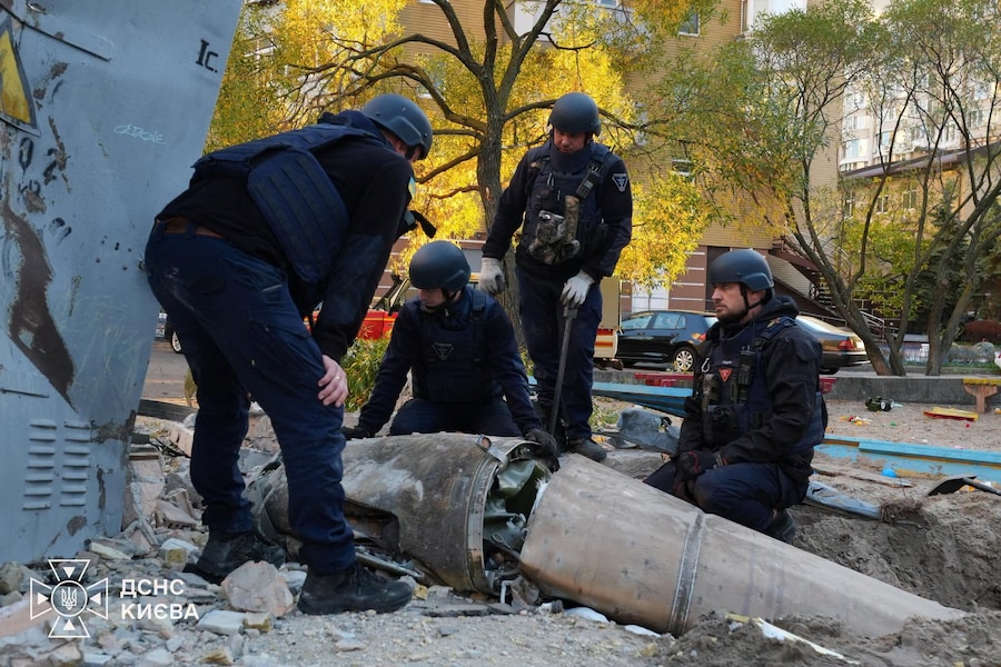 Gli artificieri del Servizio statale di emergenza sono al lavoro per disinnescare una testata inesplosa di un missile balistico russo caduta in seguito a un'intercettazione in una zona residenziale durante l'attacco russo, a Kiev, in Ucraina, il 10 ottobre 2026. Ufficio stampa del Servizio statale di emergenza dell'Ucraina/Foto fornita tramite REUTERS (via REUTERS)
