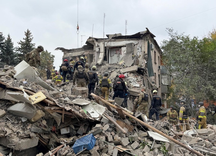 I soccorritori ucraini operano sul luogo di un attacco russo contro una zona residenziale a Zaporizhzhia, in Ucraina, il 10 ottobre 2026, nel contesto dell’invasione russa ancora in corso. Secondo il Servizio statale di emergenza, almeno 20 persone, tra cui tre bambini, sono state uccise e altre 18 sono rimaste ferite durante gli attacchi russi sferrati durante la notte contro la zona residenziale. EPA/DARYNA NAUMOVA (EPA)