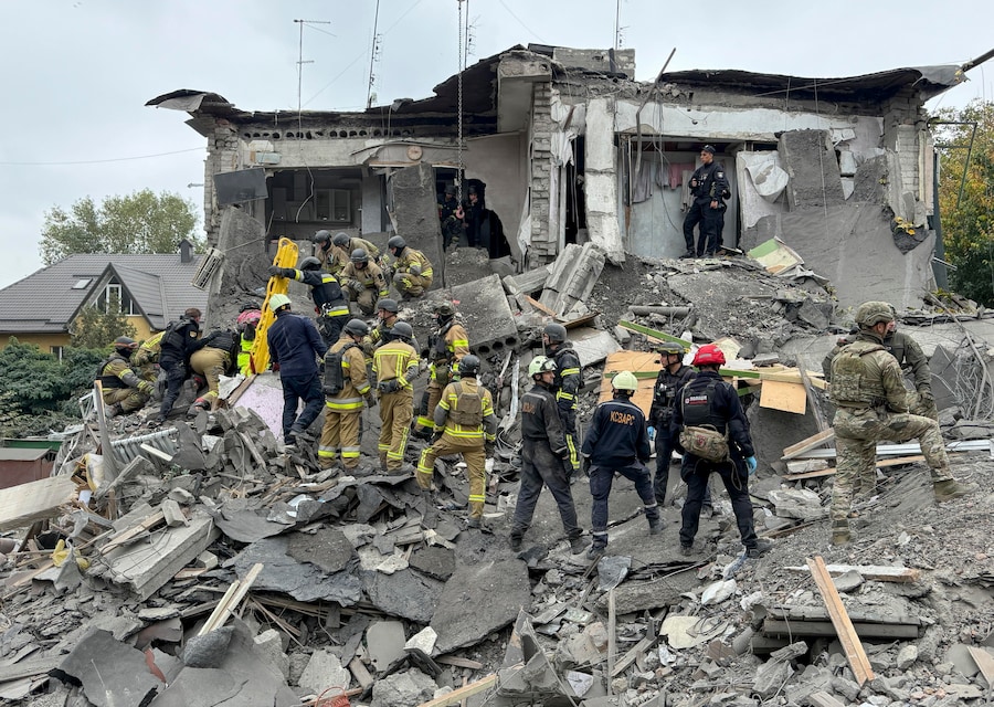 I soccorritori ucraini operano sul luogo di un attacco russo contro una zona residenziale a Zaporizhzhia, in Ucraina, il 10 ottobre 2026, nel contesto dell’invasione russa ancora in corso. Secondo il Servizio statale di emergenza, almeno 20 persone, tra cui tre bambini, sono state uccise e altre 18 sono rimaste ferite durante gli attacchi russi sferrati durante la notte contro la zona residenziale. EPA/DARYNA NAUMOVA (EPA)