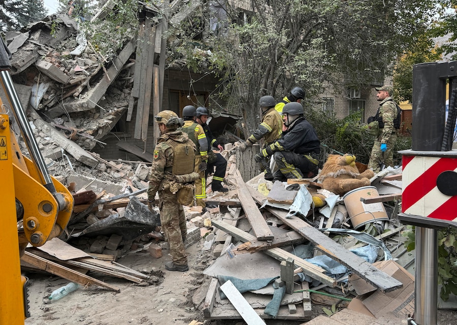 I soccorritori ucraini operano sul luogo di un attacco russo contro una zona residenziale a Zaporizhzhia, in Ucraina, il 10 ottobre 2026, nel contesto dell’invasione russa ancora in corso. Secondo il Servizio statale di emergenza, almeno 20 persone, tra cui tre bambini, sono state uccise e altre 18 sono rimaste ferite durante gli attacchi russi sferrati nella notte contro la zona residenziale. EPA/DARYNA NAUMOVA (EPA)