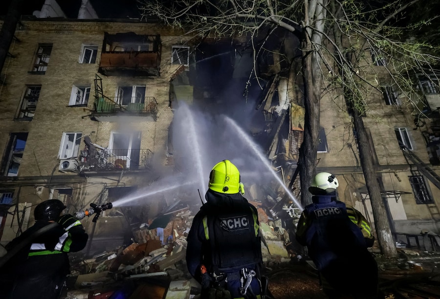 I vigili del fuoco intervengono sul luogo di un condominio danneggiato durante un attacco sferrato da un drone russo a Kharkiv, Ucraina (REUTERS)