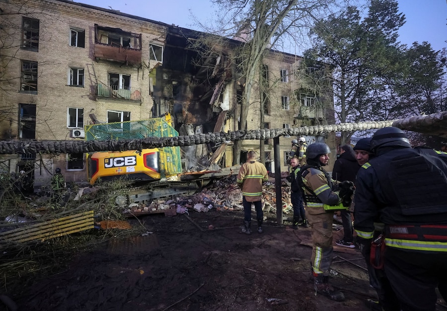 I soccorritori sono all'opera sul luogo di un condominio danneggiato durante un attacco sferrato da un drone russo a Kharkiv, Ucraina (REUTERS)
