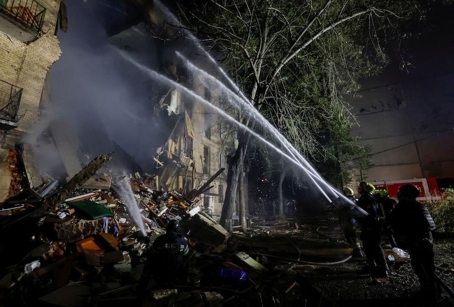 I vigili del fuoco intervengono sul luogo di un condominio danneggiato durante un attacco sferrato da un drone da combattimento russo a Kharkiv, Ucraina (REUTERS)