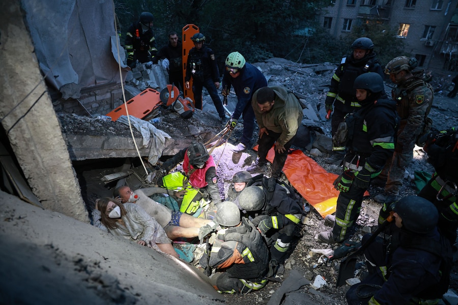 Zaporizhzhia, in Ucraina, i soccorritori estraggono una famiglia dalle macerie di un edificio residenziale distrutto da un attacco aereo russo. (Foto AP/Kateryna Klochko) (APN)