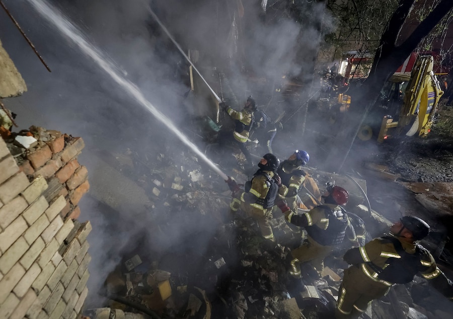 I vigili del fuoco intervengono sul luogo di un condominio danneggiato durante un attacco sferrato da un drone russo a Kharkiv, in Ucraina (REUTERS)