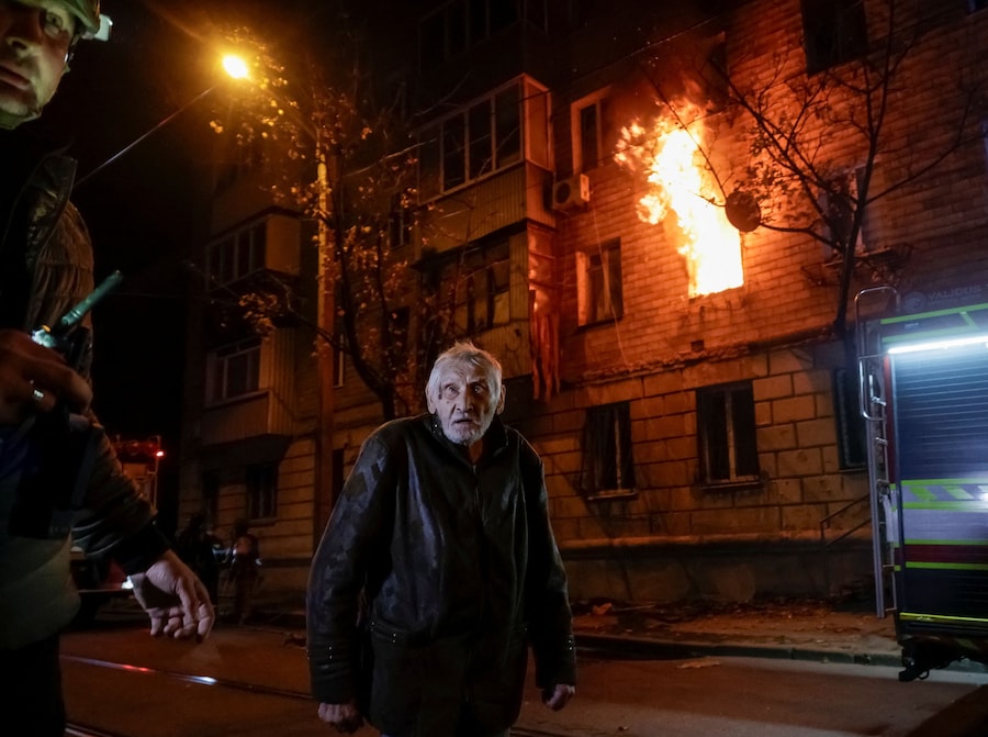 Un residente si trova sul luogo di un condominio danneggiato durante un attacco sferrato da un drone russo a Kharkiv, Ucraina (REUTERS)