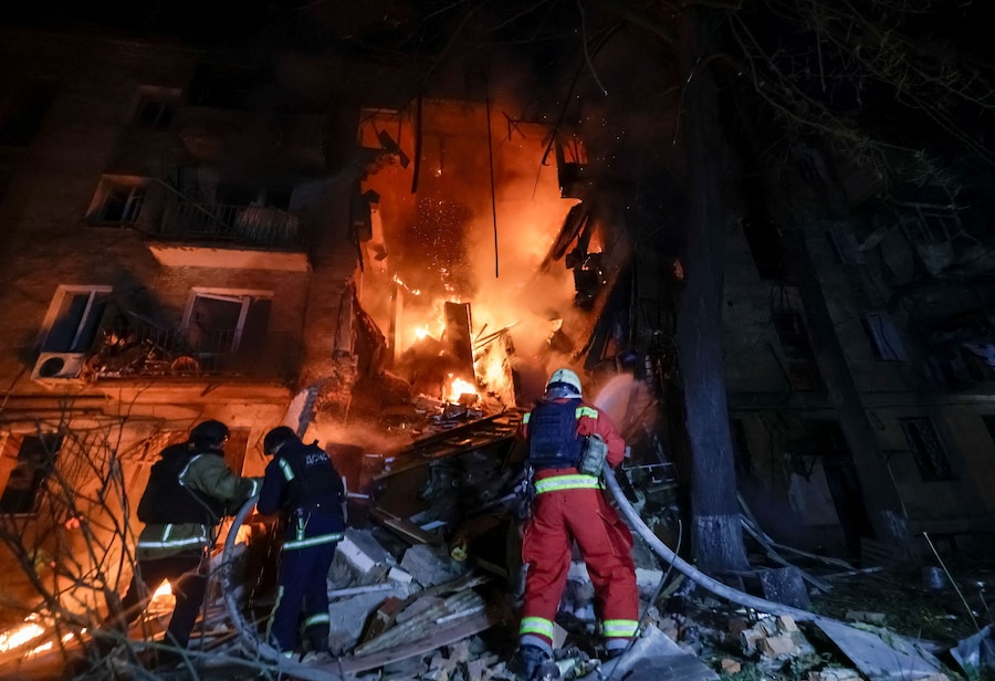 I vigili del fuoco intervengono sul luogo di un condominio danneggiato durante un attacco con droni russi a Kharkiv, Ucraina (REUTERS)
