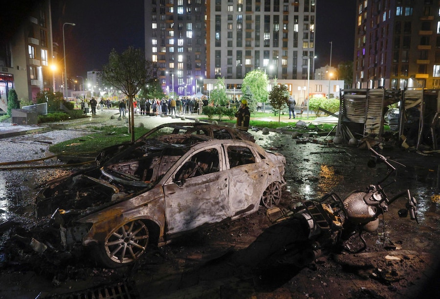 Detriti sul luogo di un attacco con droni russi contro una zona residenziale a Kiev (EPA)