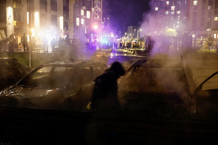 Un vigile del fuoco interviene sul luogo di un quartiere residenziale danneggiato durante un attacco con droni russi a Kiev (REUTERS)