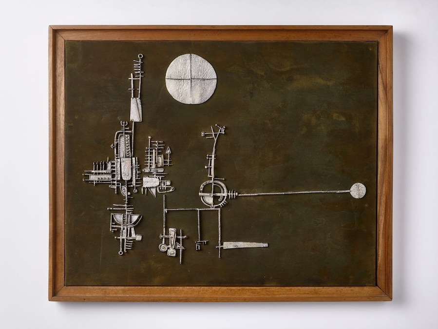 Arnaldo Pomodoro,La luna il sole la torre, 1955Argento e rete di ottone patinata / silver andpatinated brass mesh, 37 × 47,5 cmCollezione Fondazione Arnaldo Pomodoro,MilanoPhoto Dario Tettamanzi. CourtesyFondazione Arnaldo Pomodoro, Milano