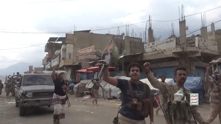 Combattenti Houthi armati marciano per le strade del distretto di Jabal Habshi, nella provincia di Taiz, nello Yemen (via REUTERS)