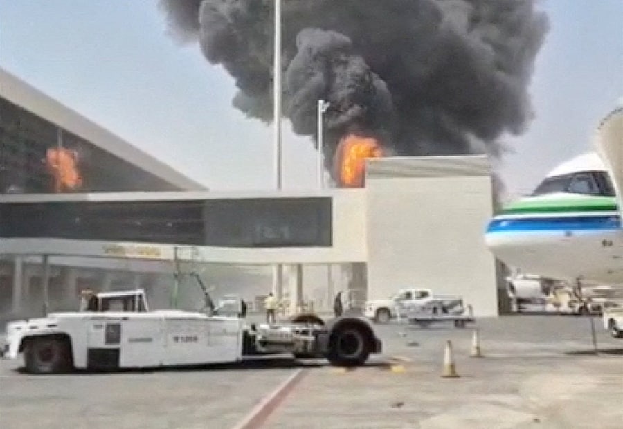 Fumo e fiamme si levano dall’aeroporto King Khalid, dopo che gli Houthi yemeniti, sostenuti dall’Iran, hanno dichiarato di aver attaccato l’aeroporto, a Riyadh, in Arabia Saudita (Social Media via REUTERS)