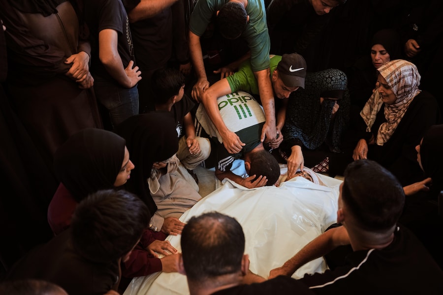 I palestinesi piangono la morte di Izz al-Din Barhoum, 22 anni, militante della Jihad Islamica ucciso durante gli attacchi militari israeliani, durante il suo funerale all’ospedale Nasser di Khan Younis, nella Striscia di Gaza meridionale (APN)
