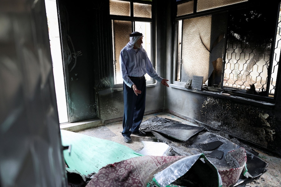 Un palestinese ispeziona i danni subiti da una moschea, che secondo i palestinesi sarebbe stata incendiata dai coloni israeliani, a Mukhmas, nei pressi di Ramallah, nella Cisgiordania occupata da Israele (REUTERS)