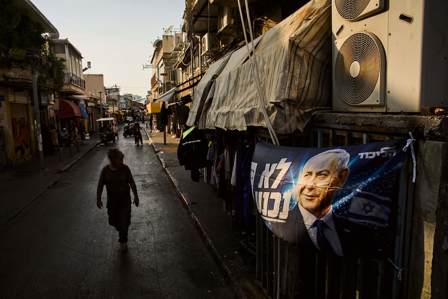 Uno striscione elettorale raffigurante il primo ministro israeliano Benjamin Netanyahu, leader del partito Likud, è appeso fuori da un negozio, in vista delle elezioni generali israeliane a Tel Aviv, Israele (APN)