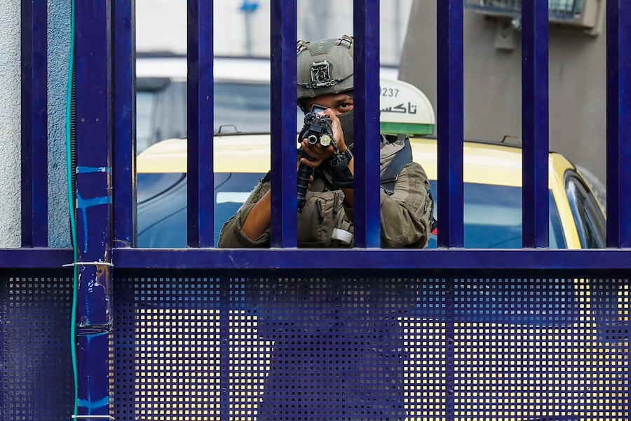 Un soldato israeliano punta un'arma durante un raid a Ramallah, nella Cisgiordania occupata da Israele (REUTERS)