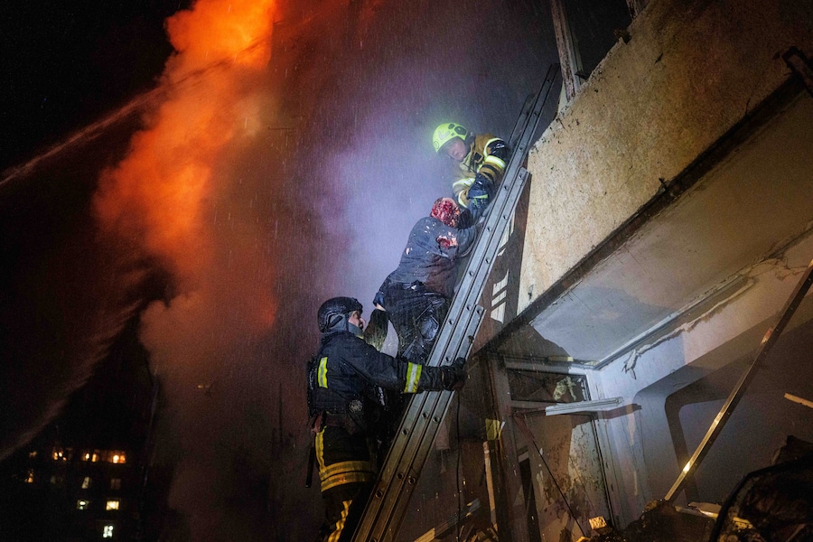 Kiev, in Ucraina, i soccorritori aiutano Leonid, un residente ferito, a scendere da una scala dal suo balcone in un edificio residenziale a più piani danneggiato da un attacco missilistico russo (APN)