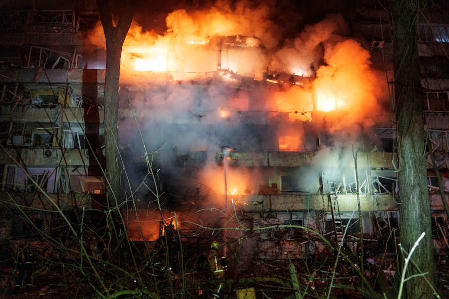 Un edificio residenziale a più piani danneggiato in fiamme dopo un attacco missilistico russo su Kiev, in Ucraina (APN)