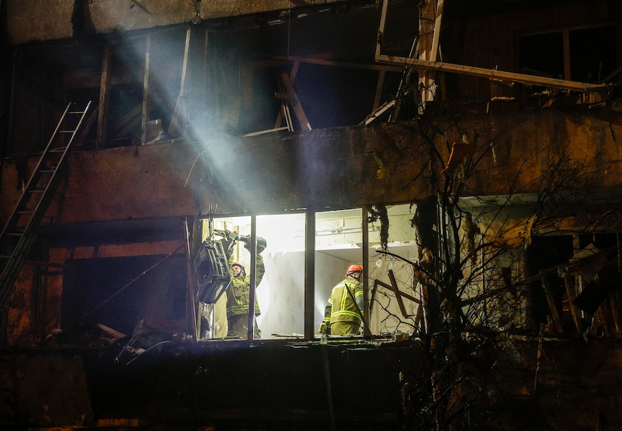 I soccorritori ucraini operano sul luogo di un attacco missilistico russo contro un edificio residenziale a Kiev, in Ucraina (EPA)