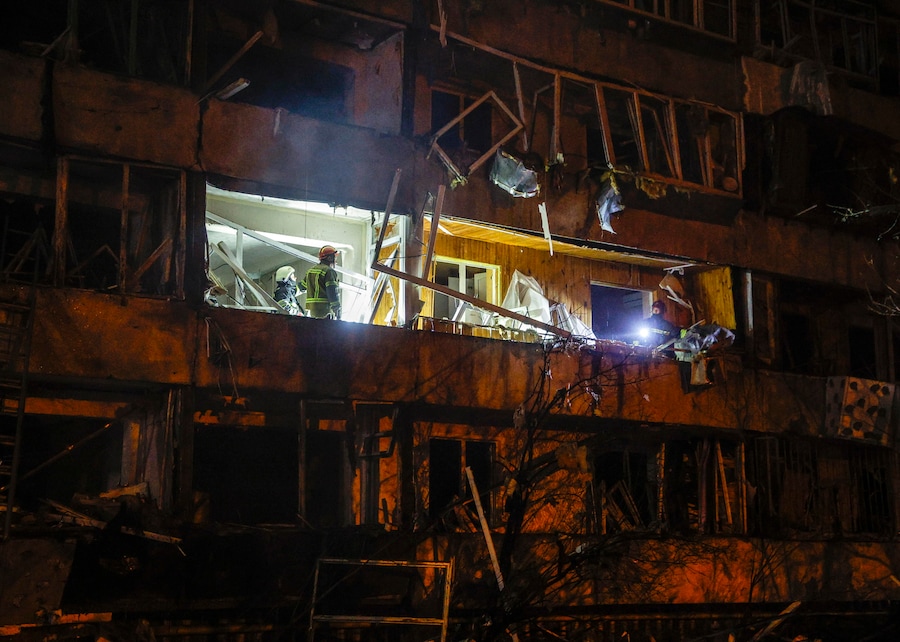 I soccorritori ucraini operano sul luogo di un attacco missilistico russo contro un edificio residenziale a Kiev, in Ucraina (EPA)