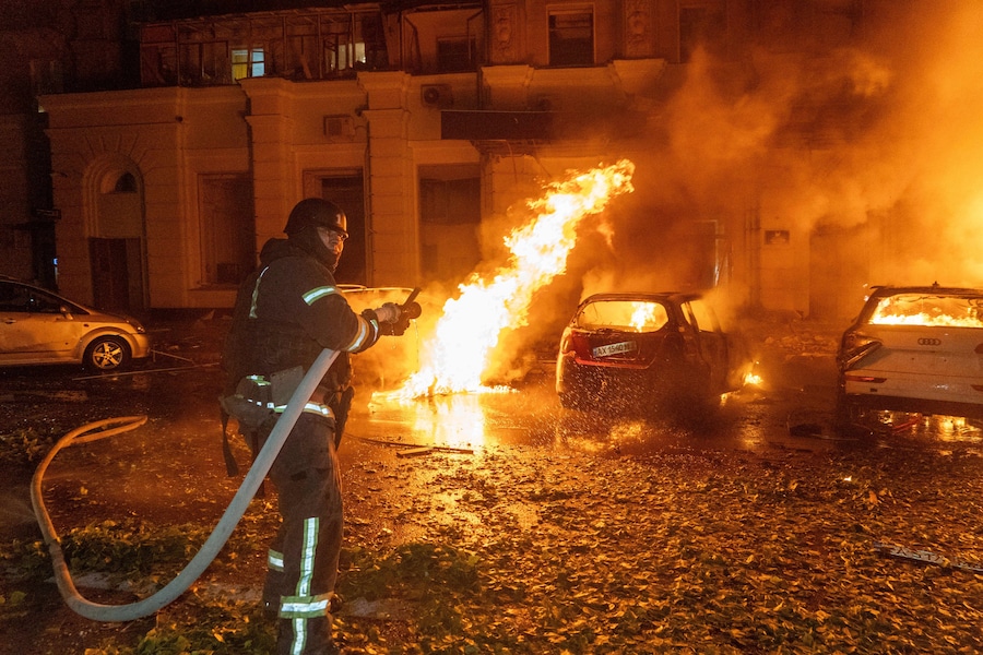 Un vigile del fuoco spegne un incendio scoppiato in seguito a un attacco aereo russo contro un edificio residenziale a Kharkiv, in Ucraina (APN)