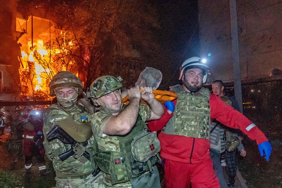 I soccorritori evacuano un civile ferito dopo che un edificio residenziale è stato colpito in seguito a un attacco aereo russo a Kharkiv, in Ucraina (APN)