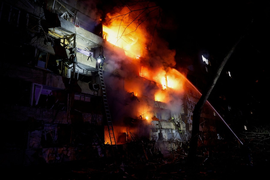 Fumo e fiamme si levano da un condominio danneggiato da un attacco missilistico russo a Kiev (REUTERS)