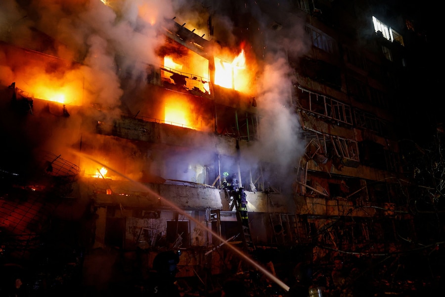 Fumo e fiamme si levano da un condominio danneggiato da un attacco missilistico russo a Kiev (REUTERS)