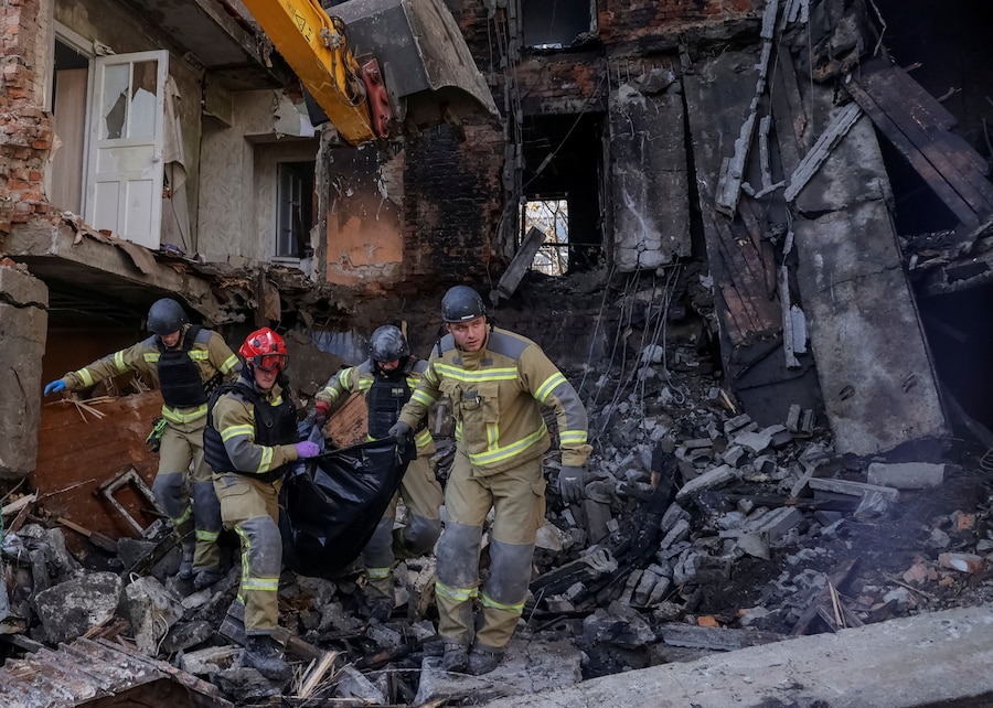 I soccorritori trasportano il corpo di una vittima rinvenuta sotto le macerie di un condominio danneggiato durante un attacco sferrato da un drone russo a Kharkiv, Ucraina (REUTERS)