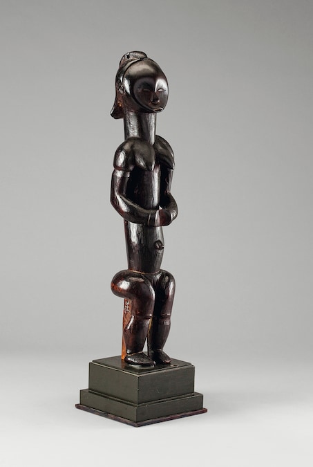 Popolazione Fang, Gabon Reliquiario bjeri XX secolo Legno,57 x 13 x 12 cm (con supporto) Prestatore: Museo delle Culture, Milano (comodato) Fondazione Passaré. (Credito foto: Foto Studio Neon - Museo delle Culture @Comune di Milano. All rights reserved)