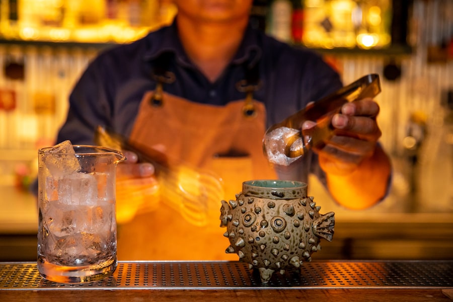 Preparazione di cocktail a base di Pisco al bar Carnaval, Lima ©️Karina Mendoza PROMPERÚ