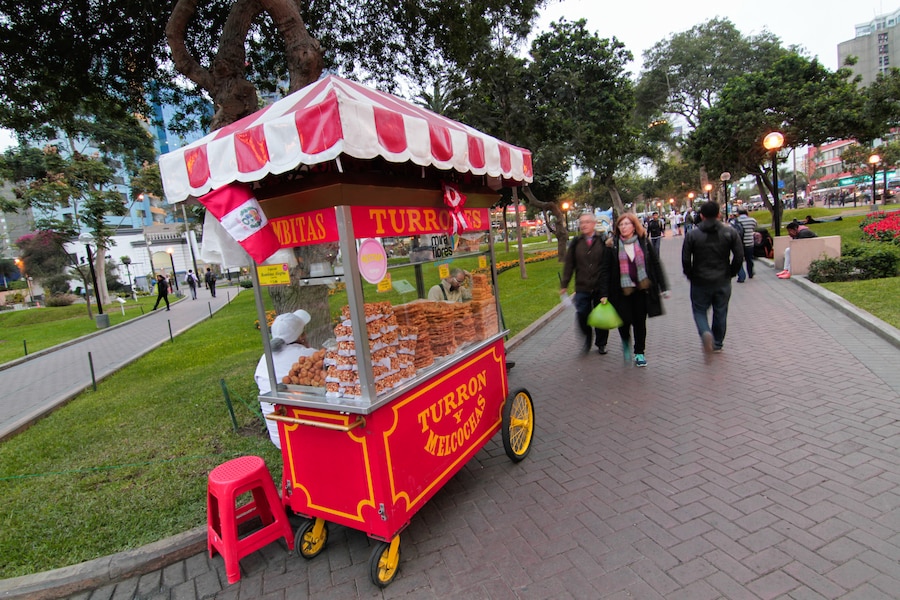 Carrettini di cibo al Parque Kennedy, Miraflores, Lima (©️John Calixto PROMPERÚ)