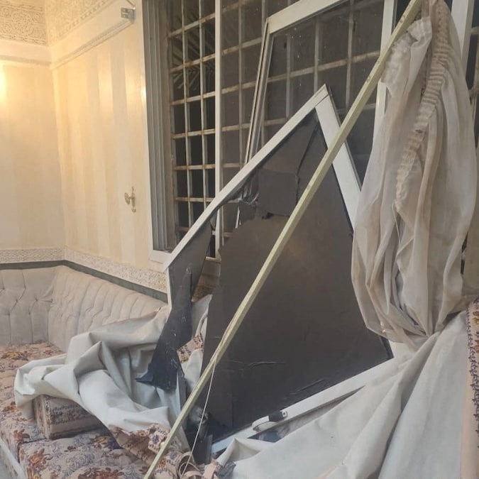 Danni all’interno di un edificio residenziale, che secondo le autorità era una delle 15 abitazioni che il 13 ottobre hanno subito danni a causa della caduta di schegge derivanti dall’intercettazione di due missili da crociera, a Riyadh, in Arabia Saudita, in questa immagine fornita e diffusa il 14 ottobre 2026. Agenzia di stampa saudita/Foto fornita tramite REUTERS (via REUTERS)