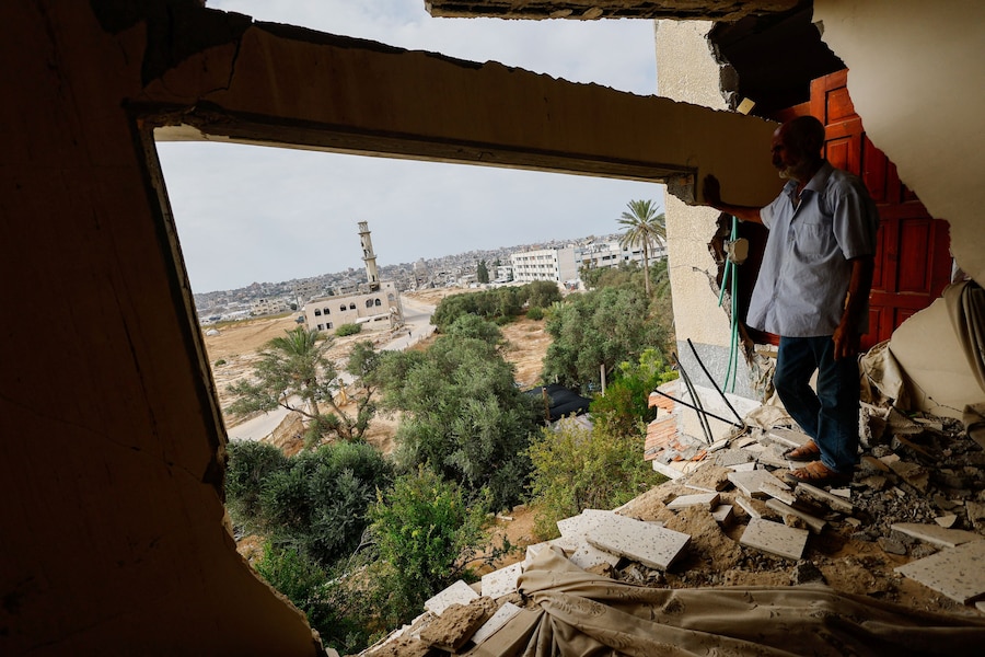 L'agricoltore palestinese Haidar Abu Middain, 60 anni, osserva gli ulivi sul suo terreno, danneggiati dalla guerra a Gaza, nel campo di Bureij, nella Striscia di Gaza centrale, il 12 ottobre 2026. REUTERS/Mahmoud Issa (REUTERS)