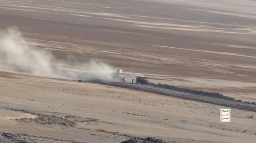Il fumo si alza da un veicolo su una strada in una località indicata come Dhubab, nello Yemen, in questa immagine tratta da un video diffuso il 14 ottobre 2026. Houthi Military Media/Materiale fornito tramite REUTERS (via REUTERS)