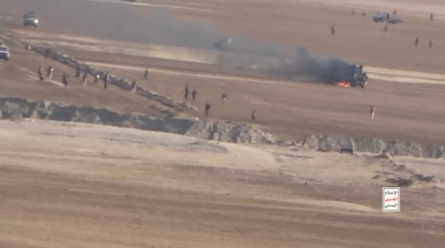Fumoni neri si levano da un veicolo militare in fiamme in una località indicata come Dhubab, nello Yemen, in questa immagine tratta da un video diffuso il 14 ottobre 2026. Houthi Military Media/Handout via REUTERS (via REUTERS)