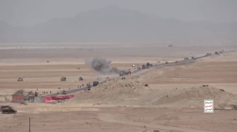 Fumoni neri si levano da un veicolo colpito nei pressi di Dhubab, nello Yemen, in questa immagine tratta da un video diffuso il 14 ottobre 2026. Houthi Military Media/Handout via REUTERS (via REUTERS)