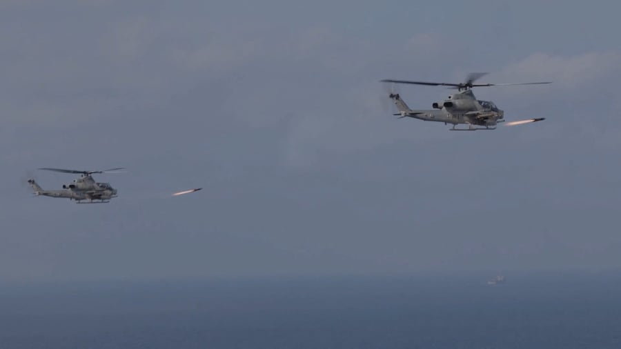 In questa immagine tratta da un video diffuso il 14 ottobre 2026, alcuni elicotteri sparano munizioni durante quello che il Comando Centrale degli Stati Uniti ha definito un attacco contro un dhow affiliato all’Iran, in una zona indicata come il Golfo di Oman. Comando Centrale degli Stati Uniti/Immagine fornita tramite REUTERS (via REUTERS)