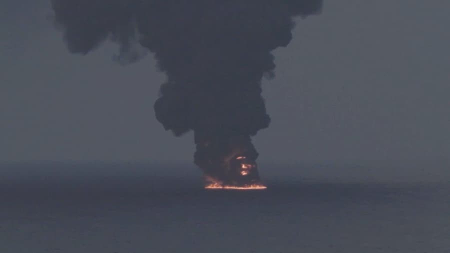 Il fumo si alza da un'imbarcazione in fiamme, in seguito a quello che il Comando Centrale degli Stati Uniti ha definito un attacco contro un dhow affiliato all'Iran, in una zona indicata come il Golfo di Oman, in questa immagine tratta da un video diffuso il 14 ottobre 2026. Comando Centrale degli Stati Uniti/Immagine fornita tramite REUTERS (via REUTERS)