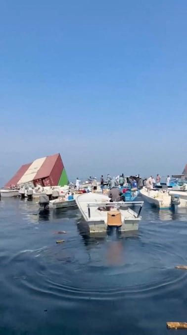 In questa immagine tratta da un video pubblicato sui social media il 14 ottobre 2026, si vedono dei container galleggiare in acqua dopo l’affondamento della GFS Pride, battente bandiera di Singapore, avvenuto nei pressi dello Stretto di Hormuz, al largo delle coste dell’Oman. Social Media/via REUTERS (Social Media via REUTERS)