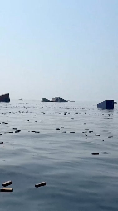 In questa immagine tratta da un video pubblicato sui social media il 14 ottobre 2026, si vedono container e oggetti galleggiare in acqua dopo l’affondamento della GFS Pride, battente bandiera di Singapore, avvenuto nei pressi dello Stretto di Hormuz, al largo delle coste dell’Oman. Social Media/via REUTERS (Social Media via REUTERS)