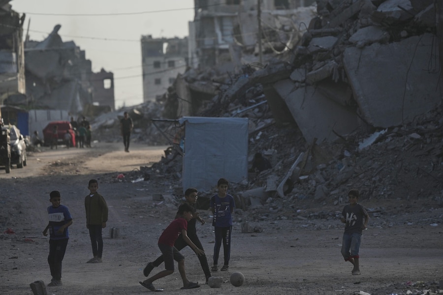 Alcuni giovani palestinesi giocano con un pallone accanto a un edificio distrutto durante la guerra tra Israele e Hamas nella città di Gaza. (Foto AP/Jehad Alshrafi) (APN)