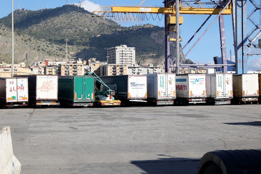 Caro carburanti, protesta degli autotrasportatori al porto di Palermo, 16 Ottobre 2026 (Photo by Alberto Lo Bianco/LaPresse)