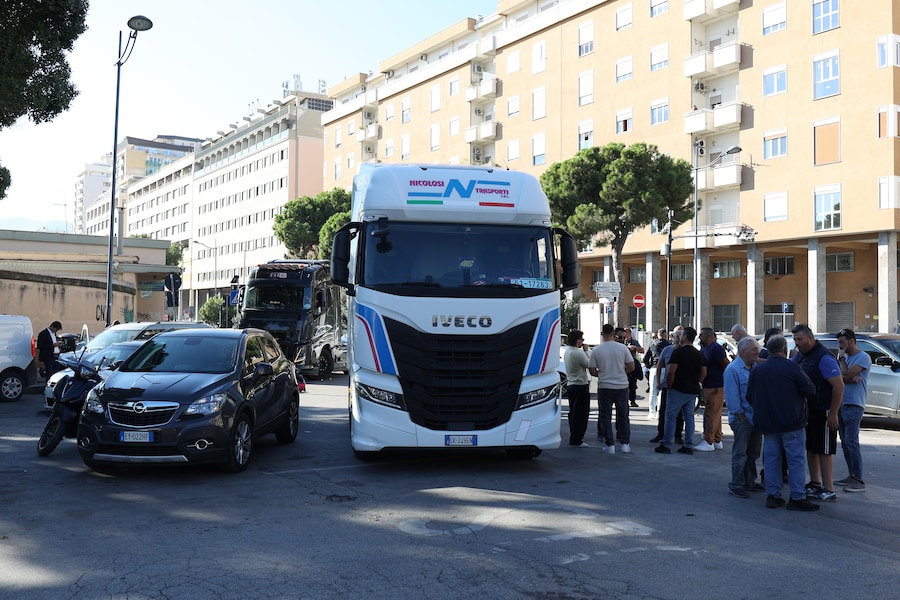 Caro carburanti, protesta degli autotrasportatori al porto di Palermo, 16 Ottobre 2026 (Photo by Alberto Lo Bianco/LaPresse)