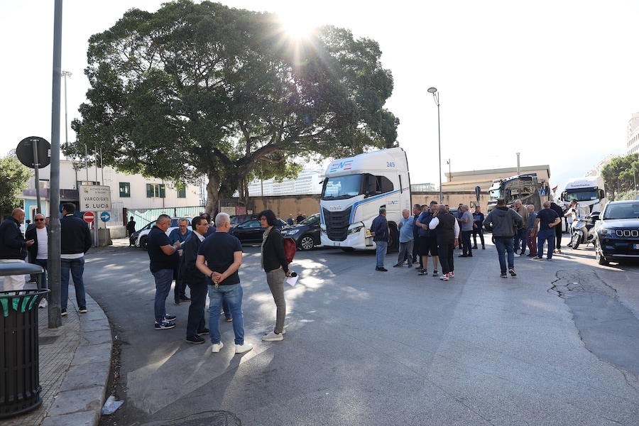 Caro carburanti, protesta degli autotrasportatori al porto di Palermo, 16 Ottobre 2026 (Photo by Alberto Lo Bianco/LaPresse)