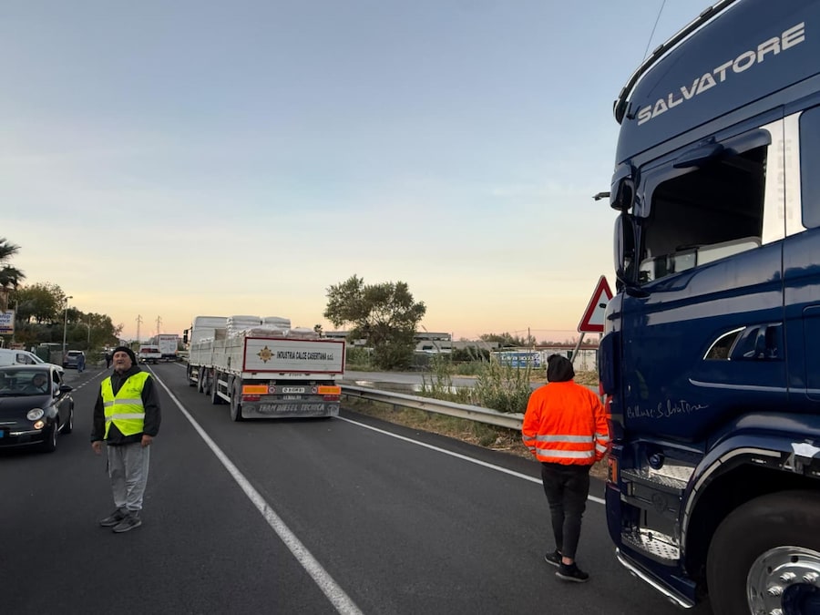 La protesta dei Tir in Calabria contro il caro carburante proclamata da Fedralog, la Federazione regionale della logistica (ANSA / Luigi Salsini)