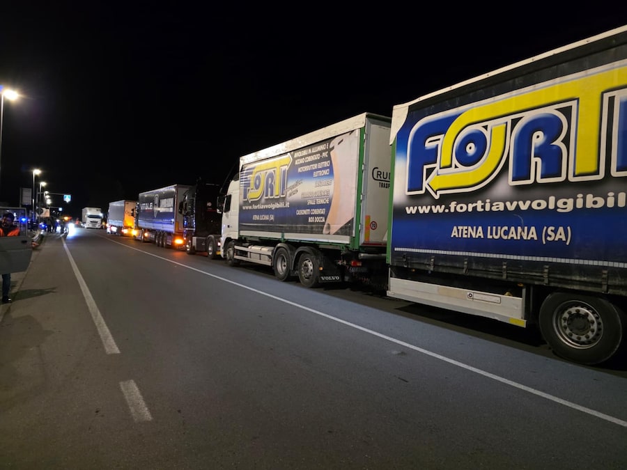 La protesta dei Tir in Calabria contro il caro carburante proclamata da Fedralog, la Federazione regionale della logistica (ANSA / Luigi Salsini)