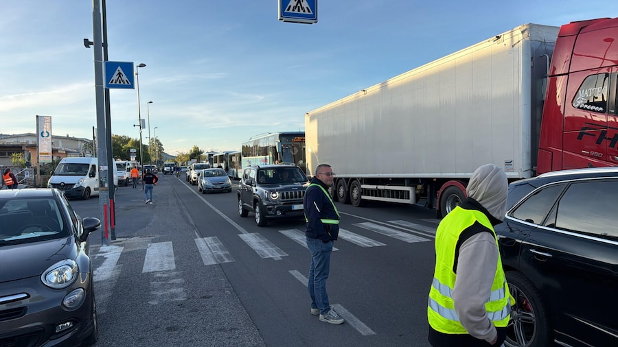 La protesta dei Tir in Calabria contro il caro carburante proclamata da Fedralog, la Federazione regionale della logistica (ANSA / Luigi Salsini)