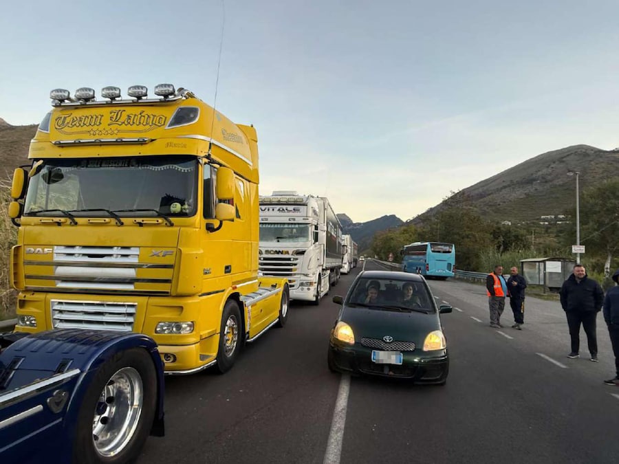 La protesta dei Tir in Calabria contro il caro carburante proclamata da Fedralog, la Federazione regionale della logistica (ANSA / Luigi Salsini)