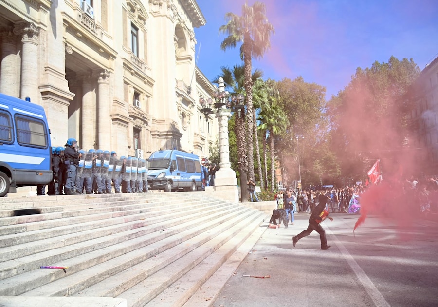 Gli studenti in corteo a Roma hanno raggiunto il ministero dell'Istruzione in viale Trastevere e hanno lanciato petardi contro l'edificio urlando "noi da qui non ce ne andiamo" e "Valditara esci dal palazzo" (ANSA)